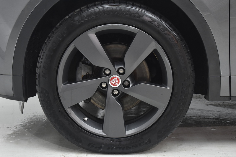 Jaguar E-PACE D150 Chequered Flag - U6122