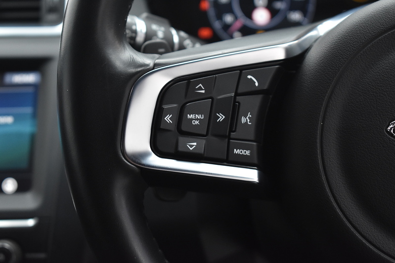 Jaguar E-PACE D150 Chequered Flag - U6122