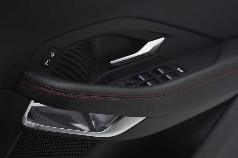 Jaguar E-PACE D150 Chequered Flag - U6122