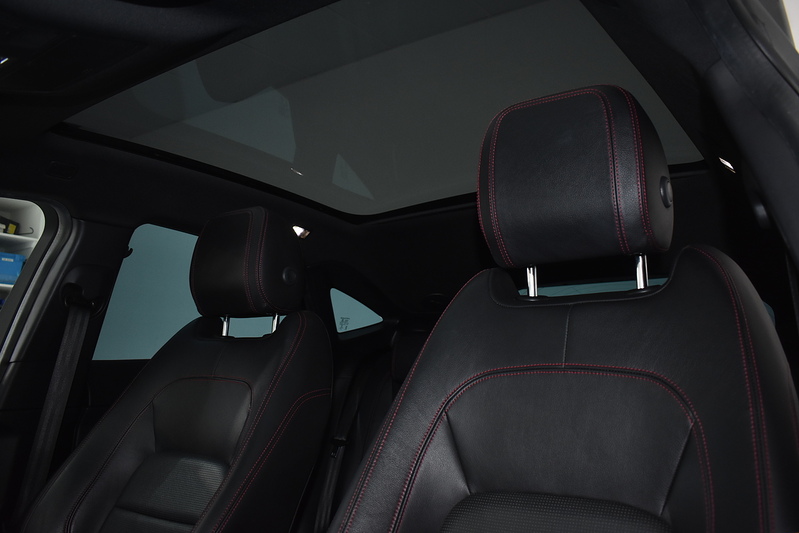 Jaguar E-PACE D150 Chequered Flag - U6122