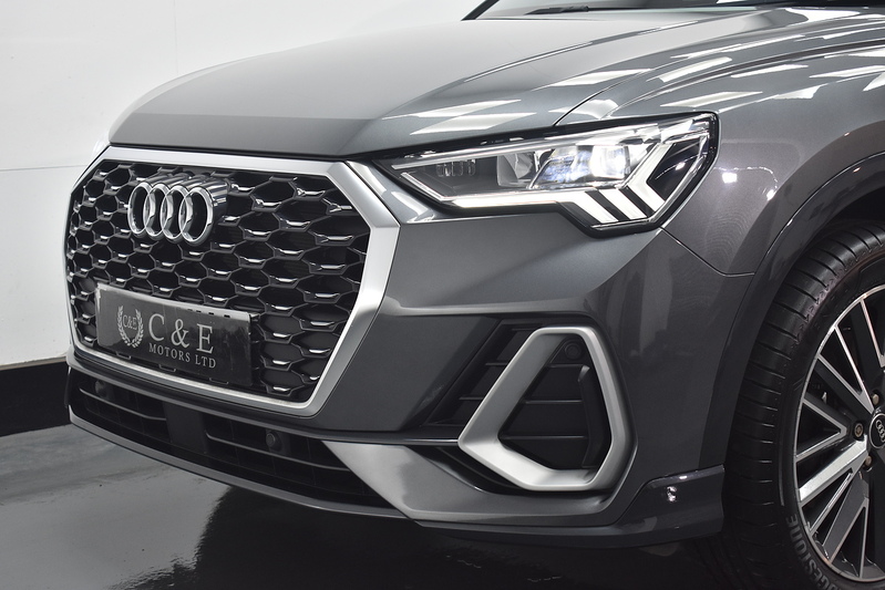 Audi Q3 TFSIe S line - U6175
