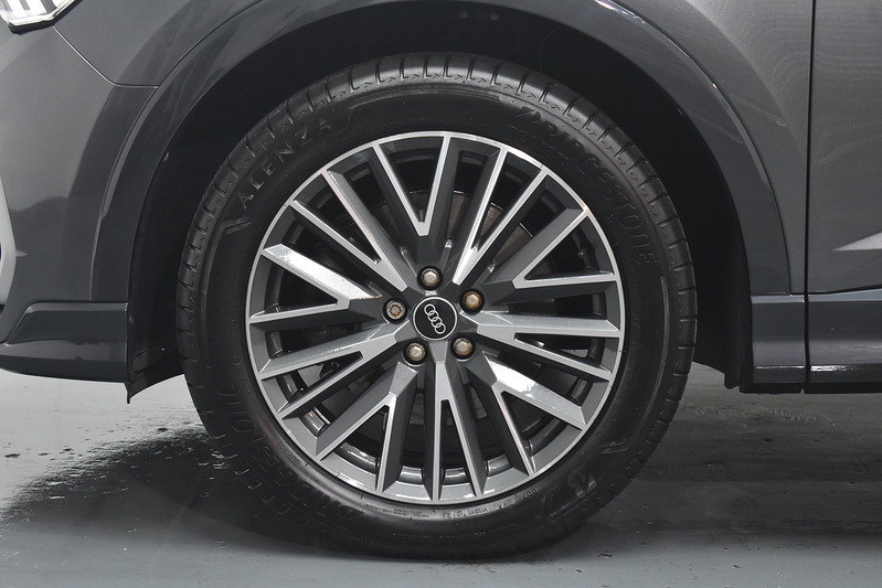 Audi Q3 TFSIe S line - U6175