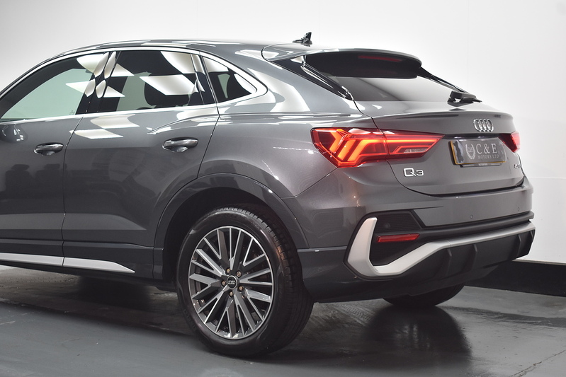 Audi Q3 TFSIe S line - U6175