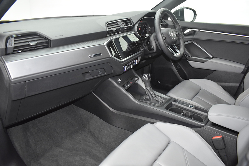 Audi Q3 TFSIe S line - U6175