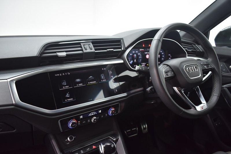 Audi Q3 TFSIe S line - U6175