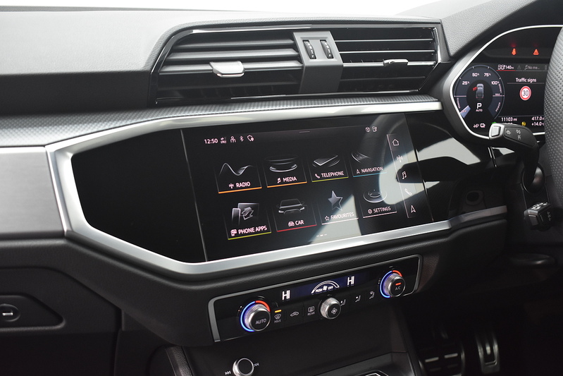 Audi Q3 TFSIe S line - U6175