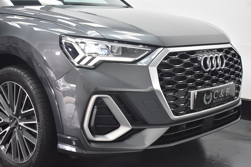 Audi Q3 TFSIe S line - U6175