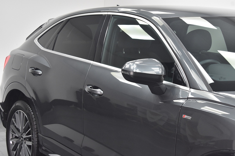 Audi Q3 TFSIe S line - U6175