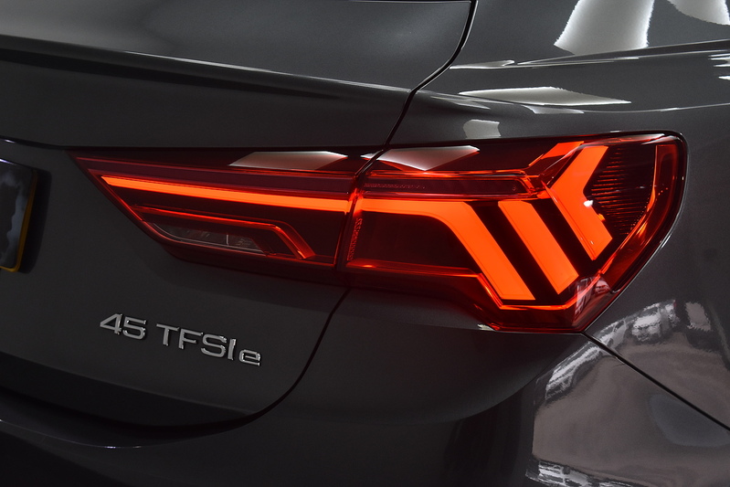 Audi Q3 TFSIe S line - U6175