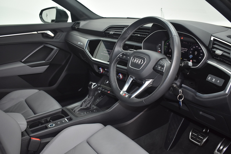 Audi Q3 TFSIe S line - U6175