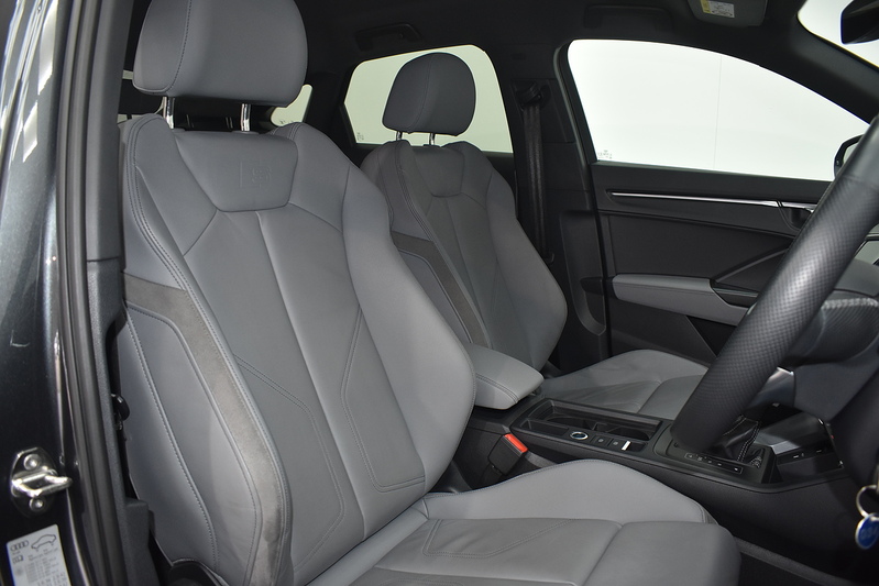 Audi Q3 TFSIe S line - U6175