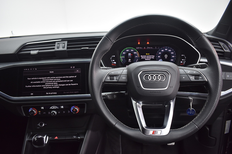 Audi Q3 TFSIe S line - U6175