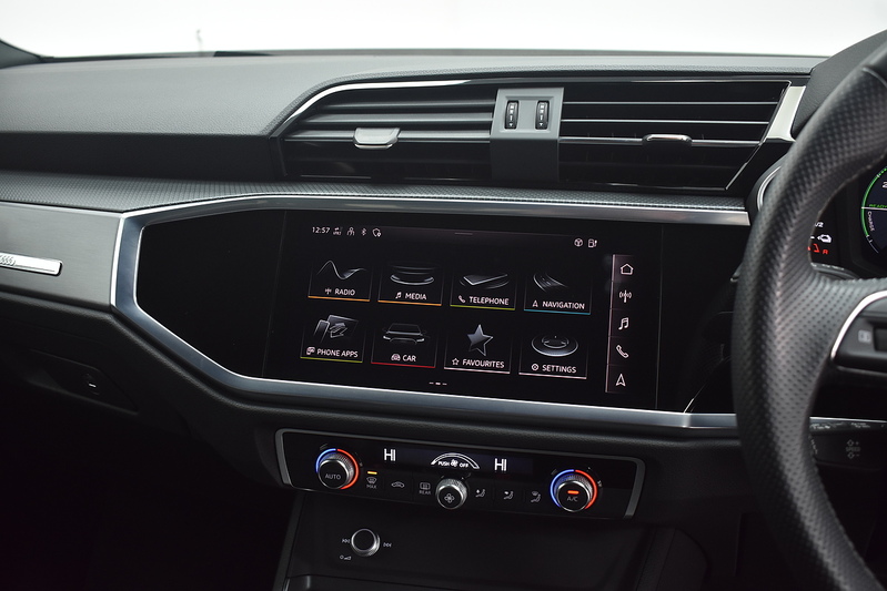 Audi Q3 TFSIe S line - U6175