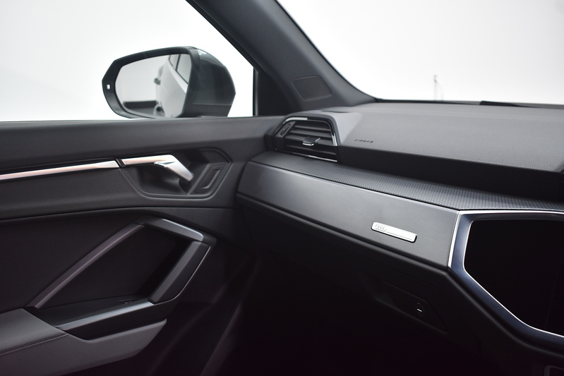 Audi Q3 TFSIe S line - U6175