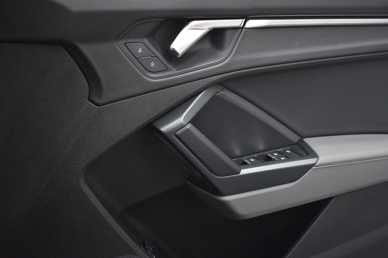 Audi Q3 TFSIe S line - U6175