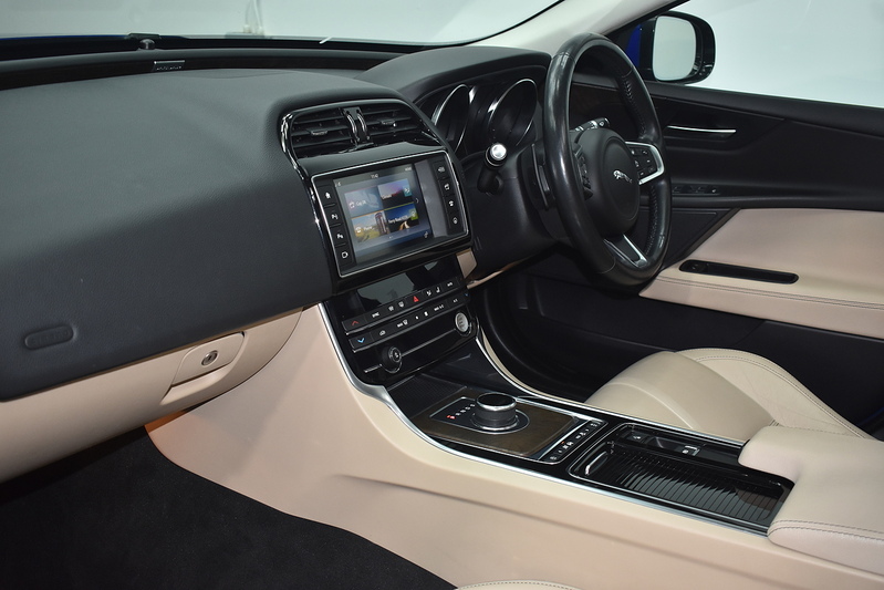 Jaguar XE i Prestige - U6192