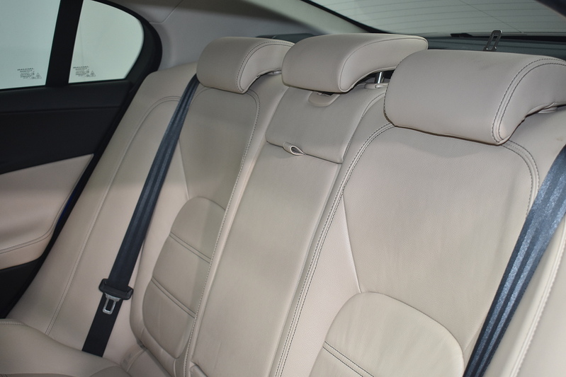 Jaguar XE i Prestige - U6192