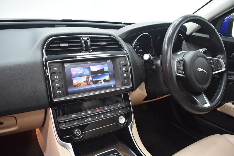 Jaguar XE i Prestige - U6192