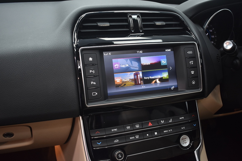 Jaguar XE i Prestige - U6192