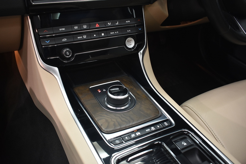 Jaguar XE i Prestige - U6192