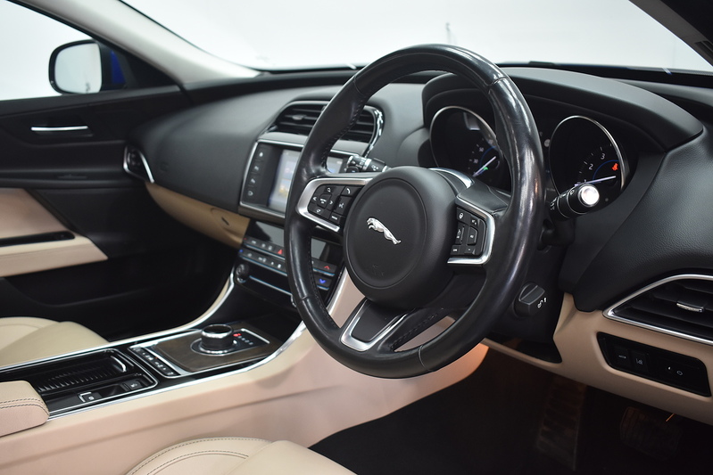 Jaguar XE i Prestige - U6192