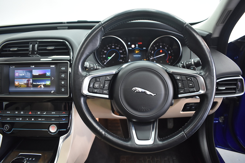 Jaguar XE i Prestige - U6192