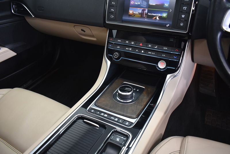 Jaguar XE i Prestige - U6192