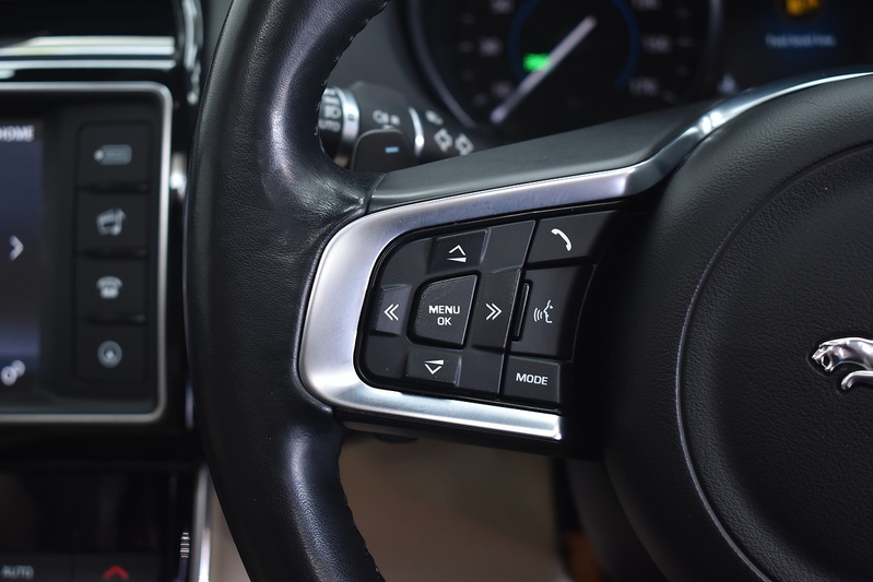 Jaguar XE i Prestige - U6192