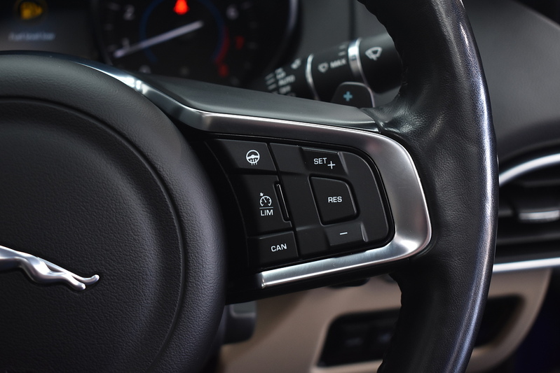 Jaguar XE i Prestige - U6192