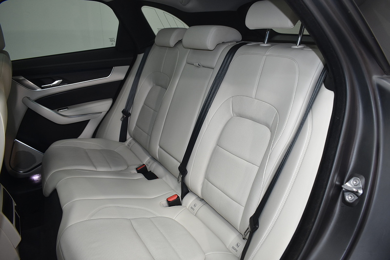 Jaguar F-PACE D200 MHEV R-Dynamic SE - U6198