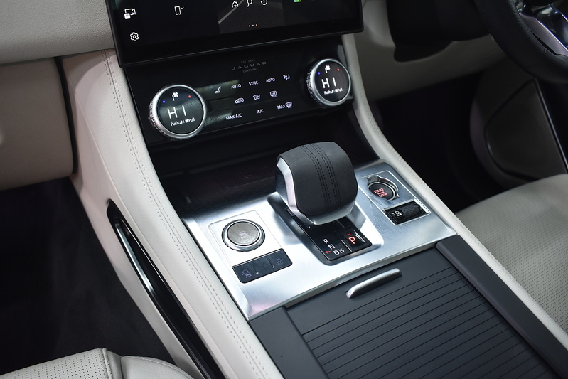 Jaguar F-PACE D200 MHEV R-Dynamic SE - U6198