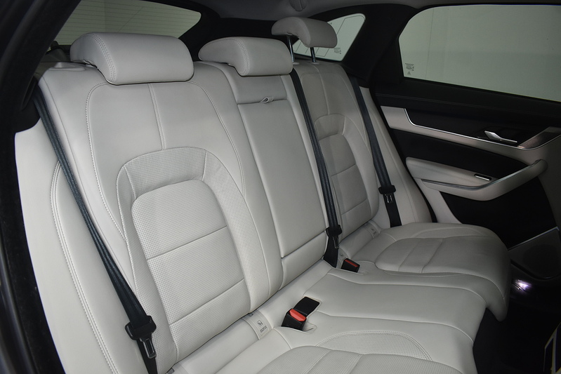 Jaguar F-PACE D200 MHEV R-Dynamic SE - U6198