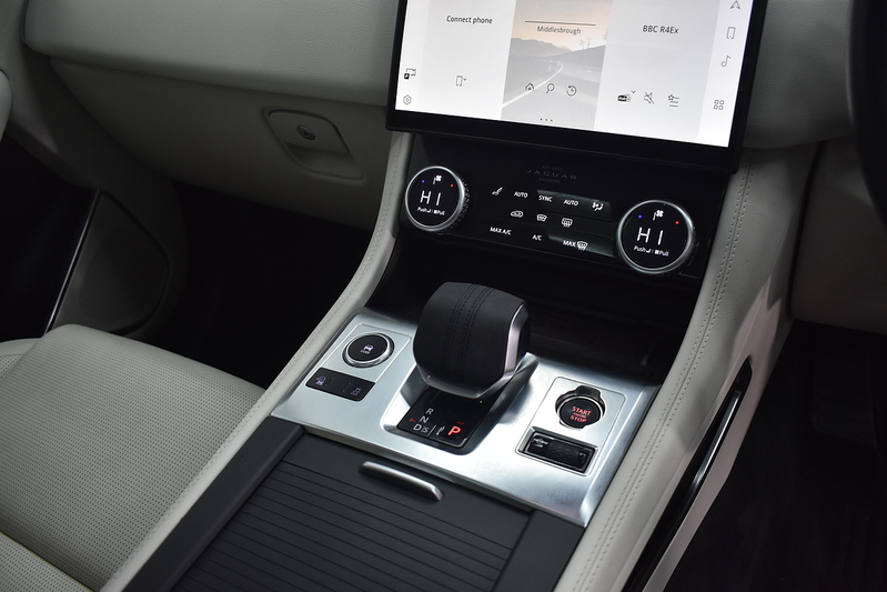 Jaguar F-PACE D200 MHEV R-Dynamic SE - U6198