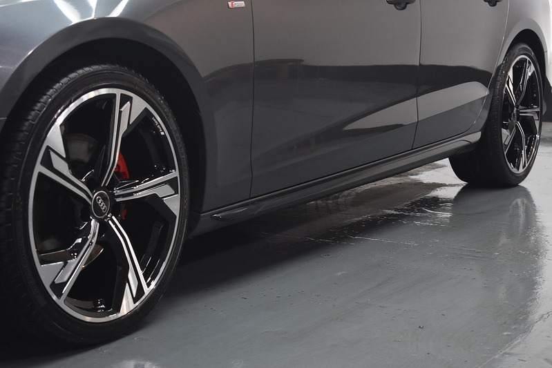Audi A4 Avant TFSI Black Edition - U6238