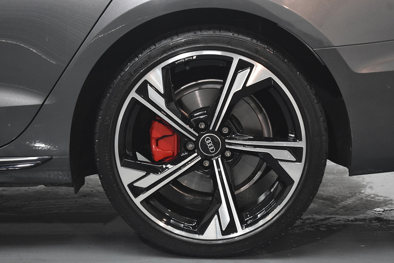 Audi A4 Avant TFSI Black Edition - U6238
