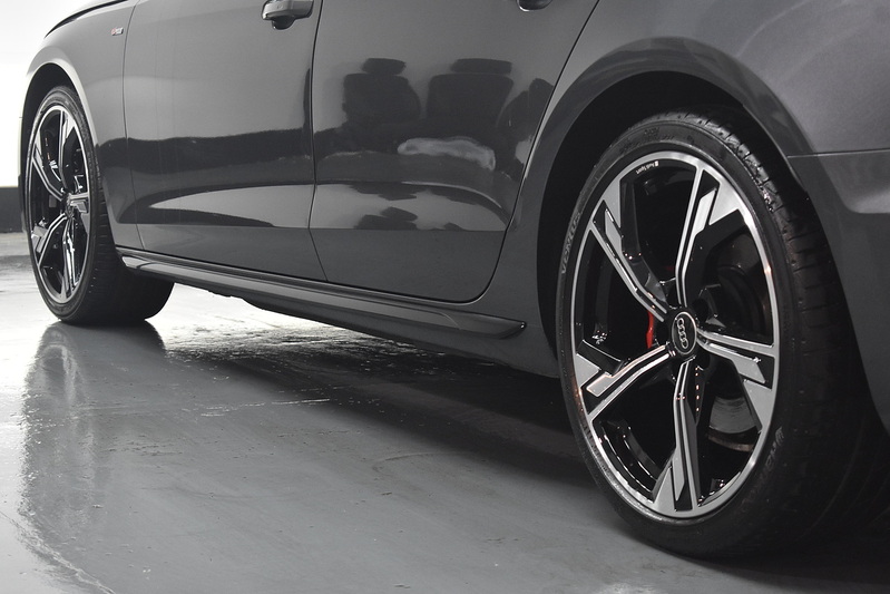Audi A4 Avant TFSI Black Edition - U6238
