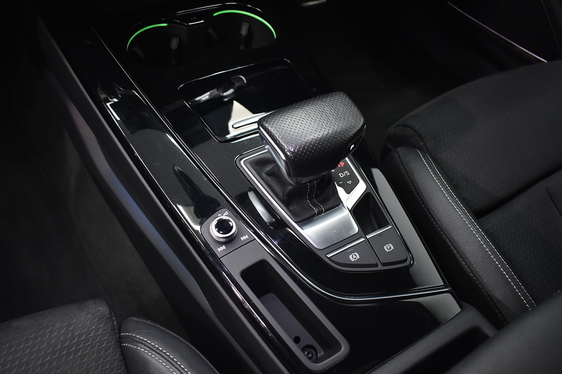 Audi A4 Avant TFSI Black Edition - U6238