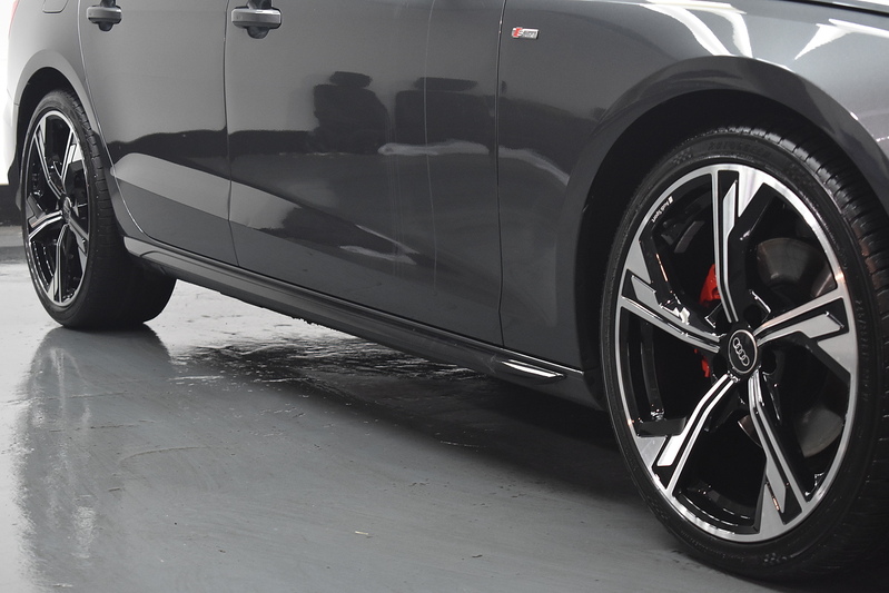 Audi A4 Avant TFSI Black Edition - U6238