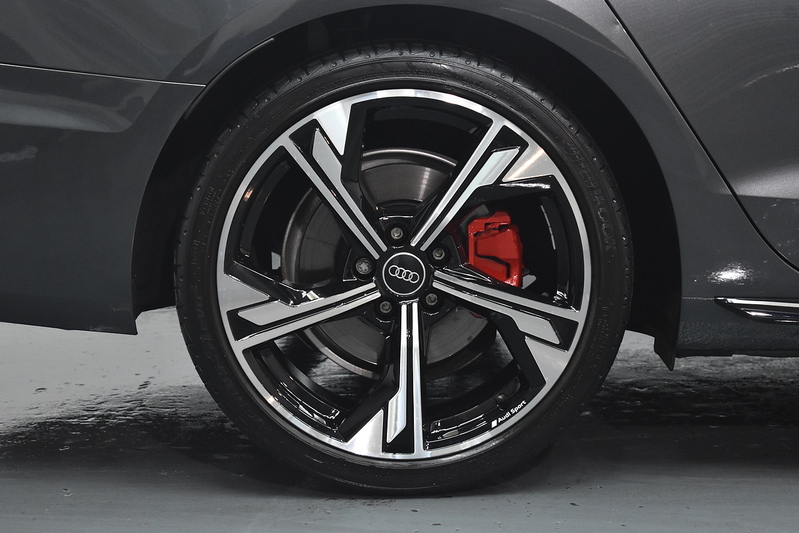 Audi A4 Avant TFSI Black Edition - U6238