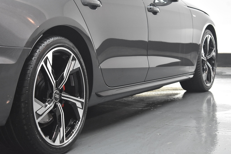 Audi A4 Avant TFSI Black Edition - U6238