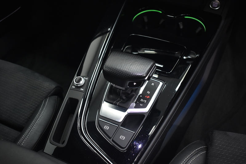 Audi A4 Avant TFSI Black Edition - U6238