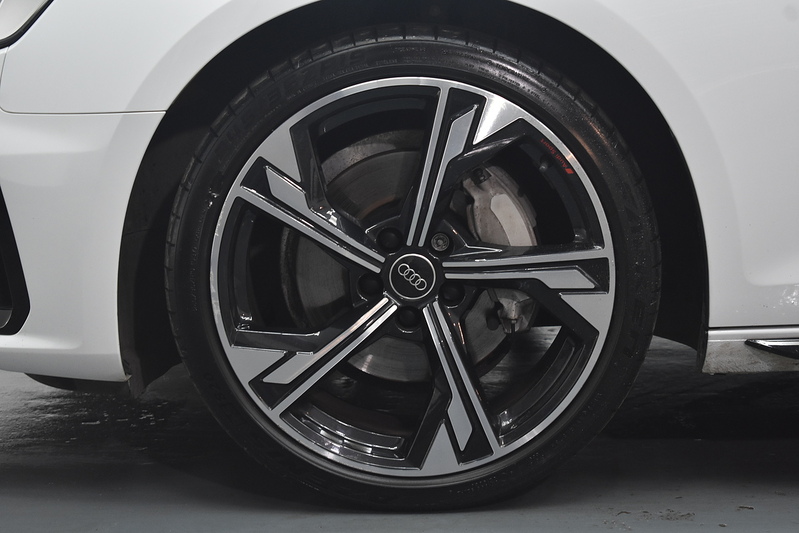 Audi A4 Avant TFSI Black Edition - U6260