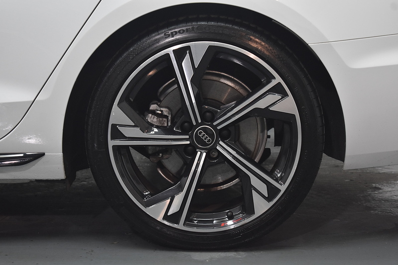 Audi A4 Avant TFSI Black Edition - U6260