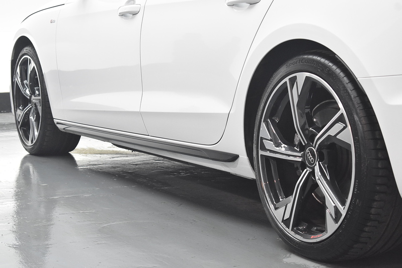 Audi A4 Avant TFSI Black Edition - U6260