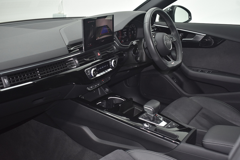 Audi A4 Avant TFSI Black Edition - U6260