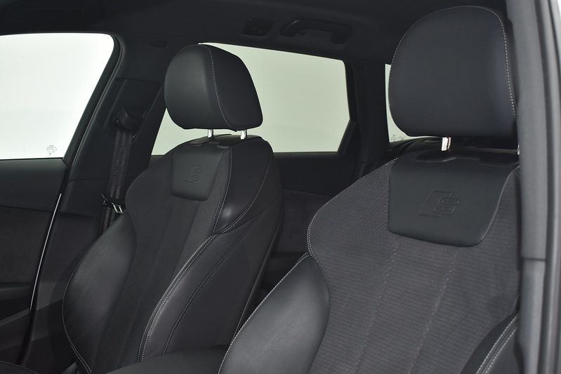 Audi A4 Avant TFSI Black Edition - U6260