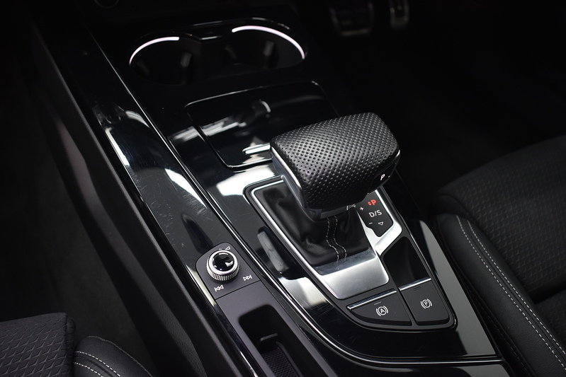 Audi A4 Avant TFSI Black Edition - U6260