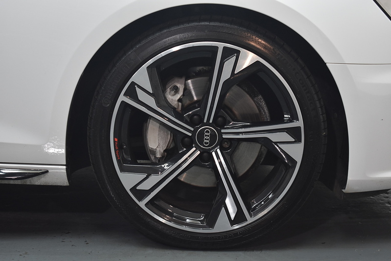 Audi A4 Avant TFSI Black Edition - U6260