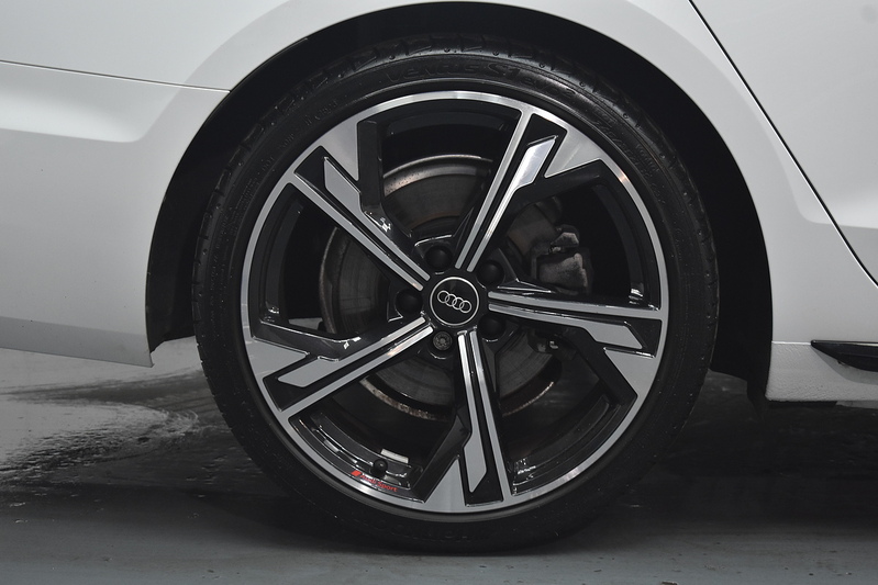 Audi A4 Avant TFSI Black Edition - U6260