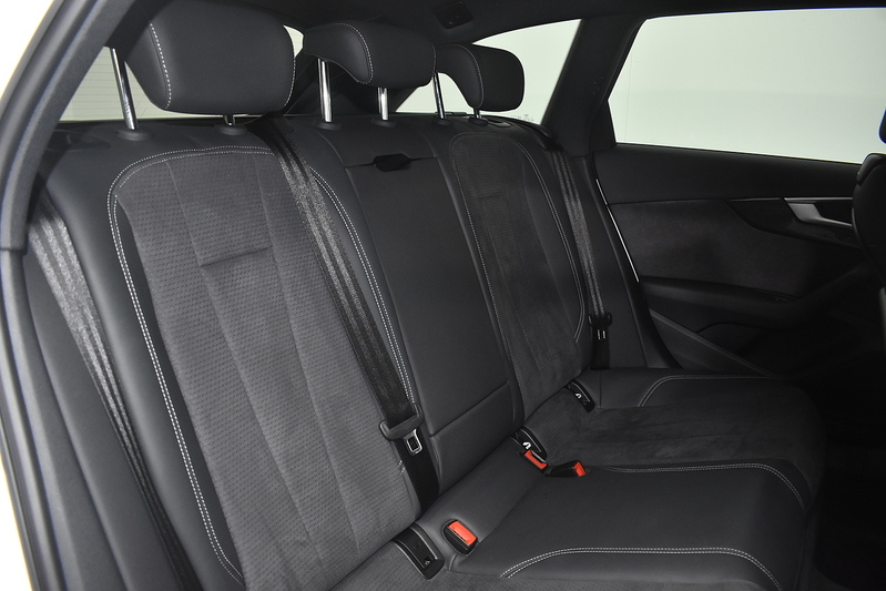 Audi A4 Avant TFSI Black Edition - U6260